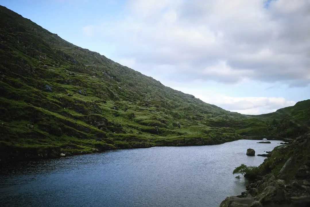 Menjelajahi Keindahan Alam Ireland: Hiking dan Camping Seru